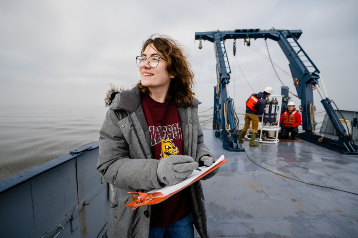 学生研究员在蓝鹭甲板上记录数据。